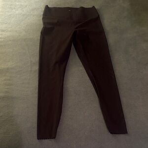 EUC MPG scallop-trim black leggings S